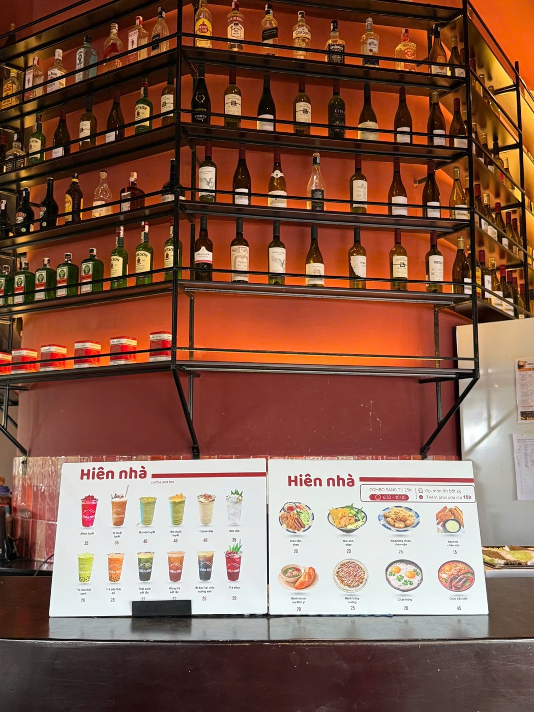 Quầy bar Hiên Nhà với kệ đồ uống và ánh sáng cam ấm